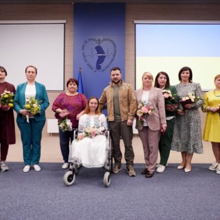 Президент України закликав усіх подякувати нашим медсестрам та медбратам
